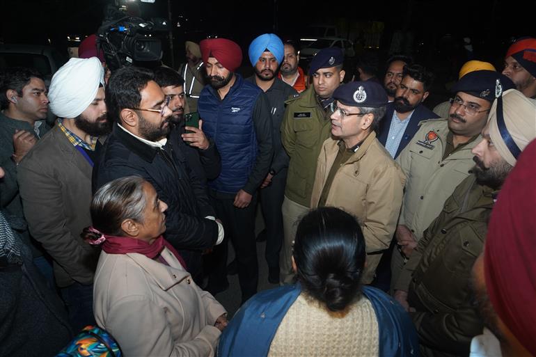 ਪੰਜਾਬ ਦੇ ਡੀਜੀਪੀ ਨੇ ਮੋਹਾਲੀ ‘ਚ ਅਚਾਨਕ ਮਾਰਿਆ ਛਾਪਾ, ਲੋਕਾਂ ਨੂੰ ਪੁੱਛਿਆ ਕੀ ਪੁਲਿਸ ਟਾਈਮ 'ਤੇ ਆਂ ਜਾਂਦੀ ਹੈ? ਕੋਈ ਜਨਤਕ ਸ਼ਰਾਬ ਤਾਂ ਨੀਂ ਪੀਂਦਾ?