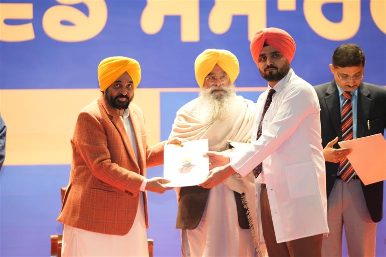 ‘ਮਿਸ਼ਨ ਰੋਜ਼ਗਾਰ’ ਤਹਿਤ CM ਮਾਨ ਵੱਲੋਂ 916 ਨੌਜਵਾਨਾਂ ਨੂੰ ਨਿਯੁਕਤੀ ਪੱਤਰ, ਕਿਹਾ ਅਸੀਂ 63,943 ਨੌਕਰੀਆਂ ਬਿਨਾਂ ਰਿਸ਼ਵਤ ਦਿੱਤੀਆਂ