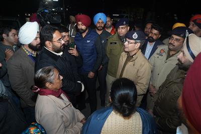 ਪੰਜਾਬ ਦੇ ਡੀਜੀਪੀ ਨੇ ਮੋਹਾਲੀ ‘ਚ ਅਚਾਨਕ ਮਾਰਿਆ ਛਾਪਾ, ਲੋਕਾਂ ਨੂੰ ਪੁੱਛਿਆ ਕੀ ਪੁਲਿਸ ਟਾਈਮ 'ਤੇ ਆਂ ਜਾਂਦੀ ਹੈ? ਕੋਈ ਜਨਤਕ ਸ਼ਰਾਬ ਤਾਂ ਨੀਂ ਪੀਂਦਾ?