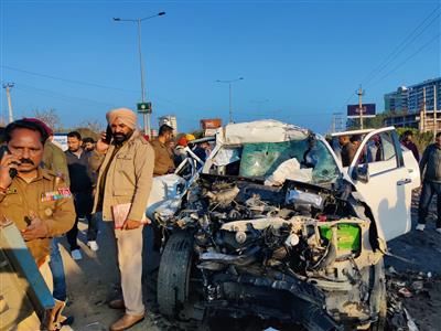 ਜ਼ੀਰਕਪੁਰ ‘ਚ ਫਾਰਚੂਨਰ–ਟਰਾਲਾ ਟੱਕਰ, ਤਿੰਨ ਦੀ ਮੌਤ, ਦੋ ਗੰਭੀਰ ਜ਼ਖਮੀ-  150 ਕਿਮੀ ਪ੍ਰਤੀ ਘੰਟਾ ਦੀ ਰਫ਼ਤਾਰ 'ਤੇ ਫਾਰਚੂਨਰ ਟਰਾਲੇ ਦੇ ਥੱਲੇ ਵੜੀ, ਮਸ਼ੀਨਾਂ ਨਾਲ਼ ਕੱਢੇ ਲੋਕ